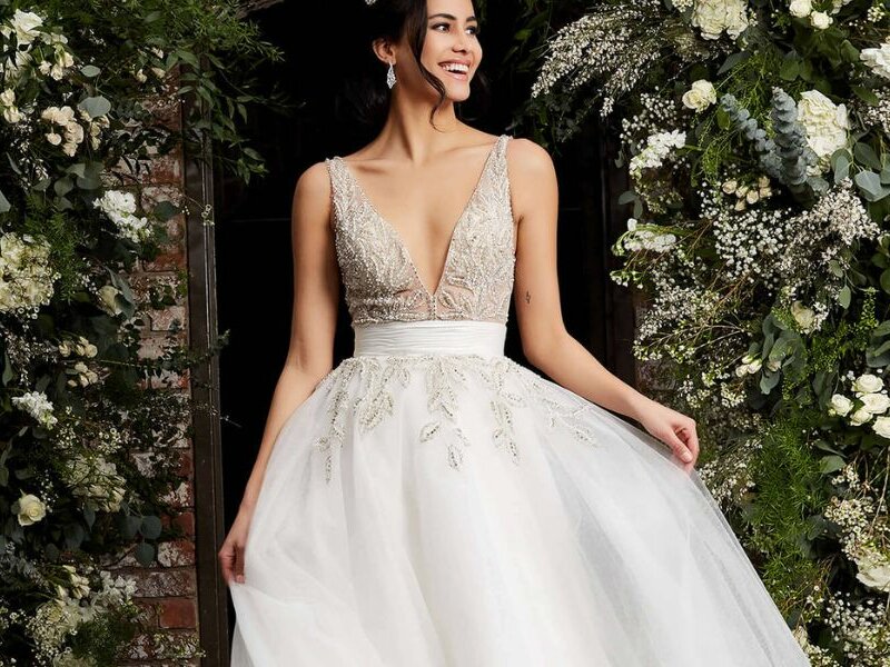 What Brides Should Consider When Choosing a Wedding Dress